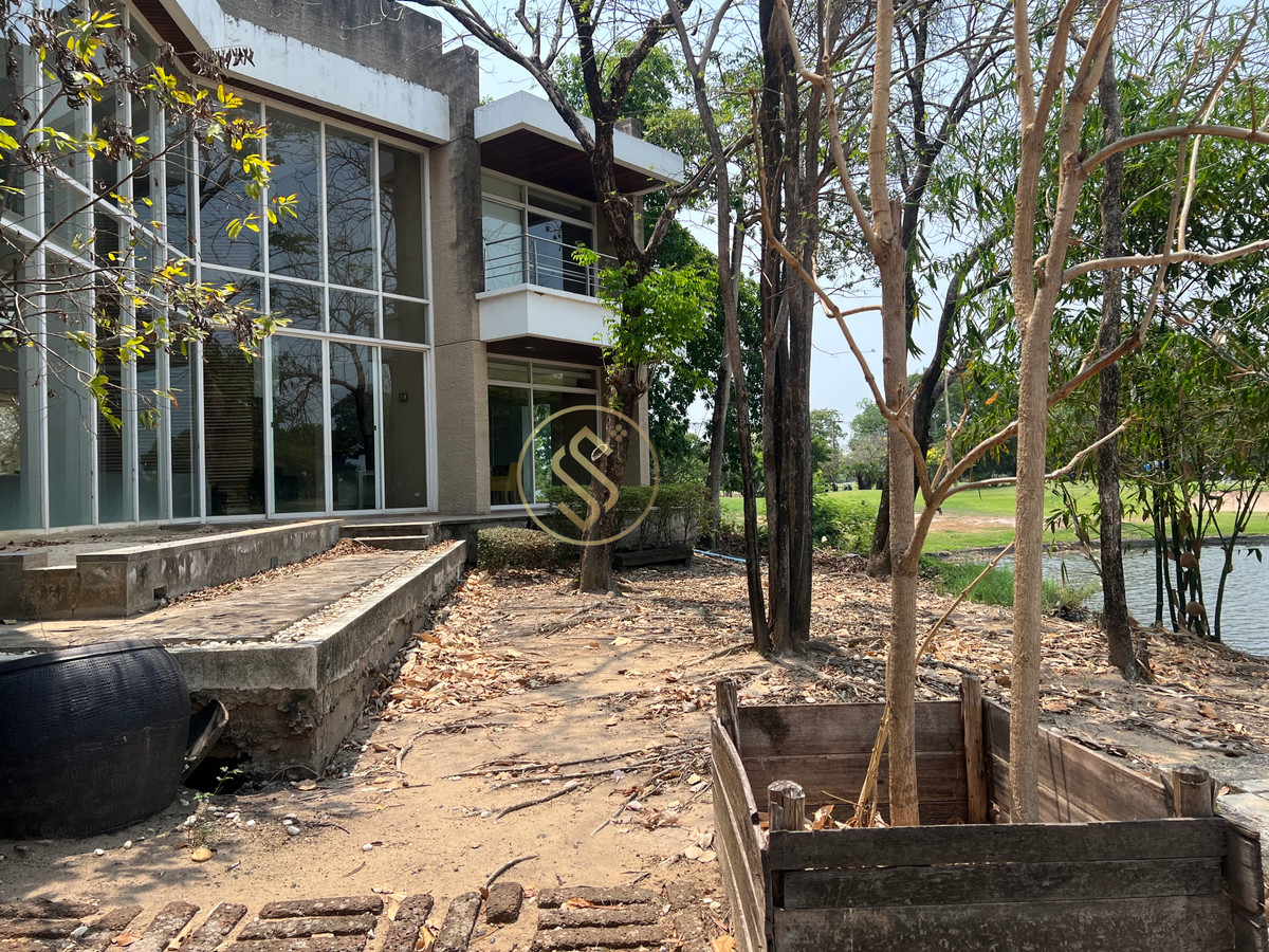 For SaleHouseSamut Prakan,Samrong : Vacation home for sale The atmosphere in the Lakewood golf course is shady and quiet. There is a large shady tree. Cool with a large pond that surrounds the house.