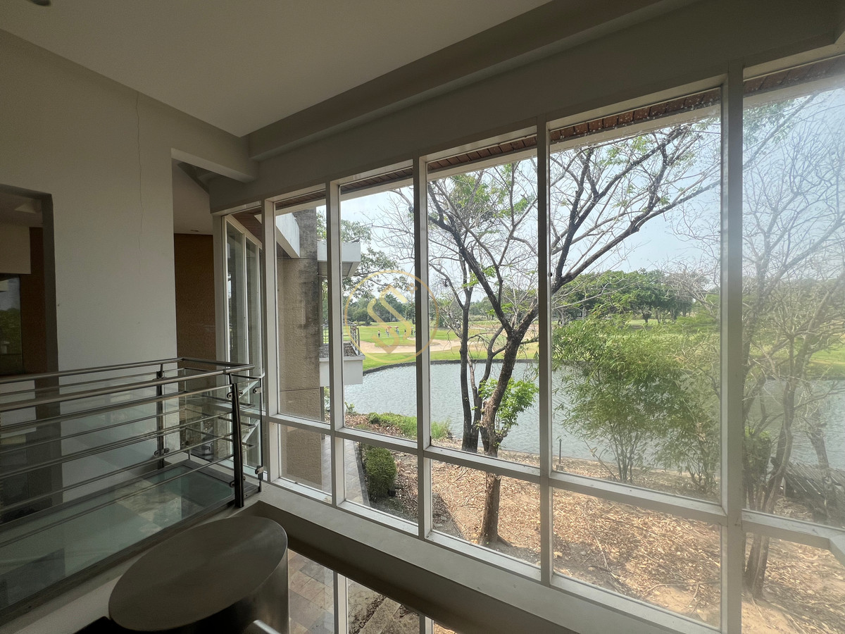 For SaleHouseSamut Prakan,Samrong : Vacation home for sale The atmosphere in the Lakewood golf course is shady and quiet. There is a large shady tree. Cool with a large pond that surrounds the house.