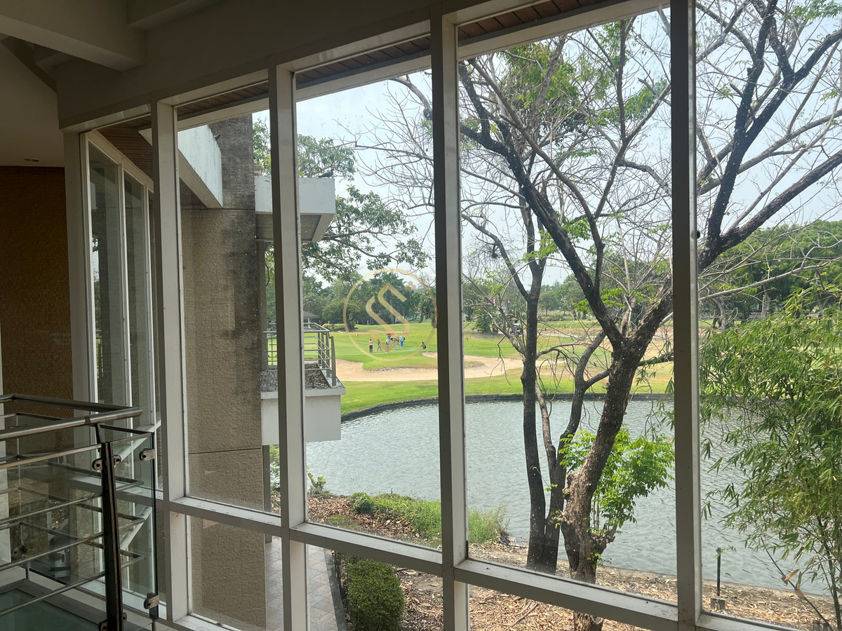 For SaleHouseSamut Prakan,Samrong : Vacation home for sale The atmosphere in the Lakewood golf course is shady and quiet. There is a large shady tree. Cool with a large pond that surrounds the house.