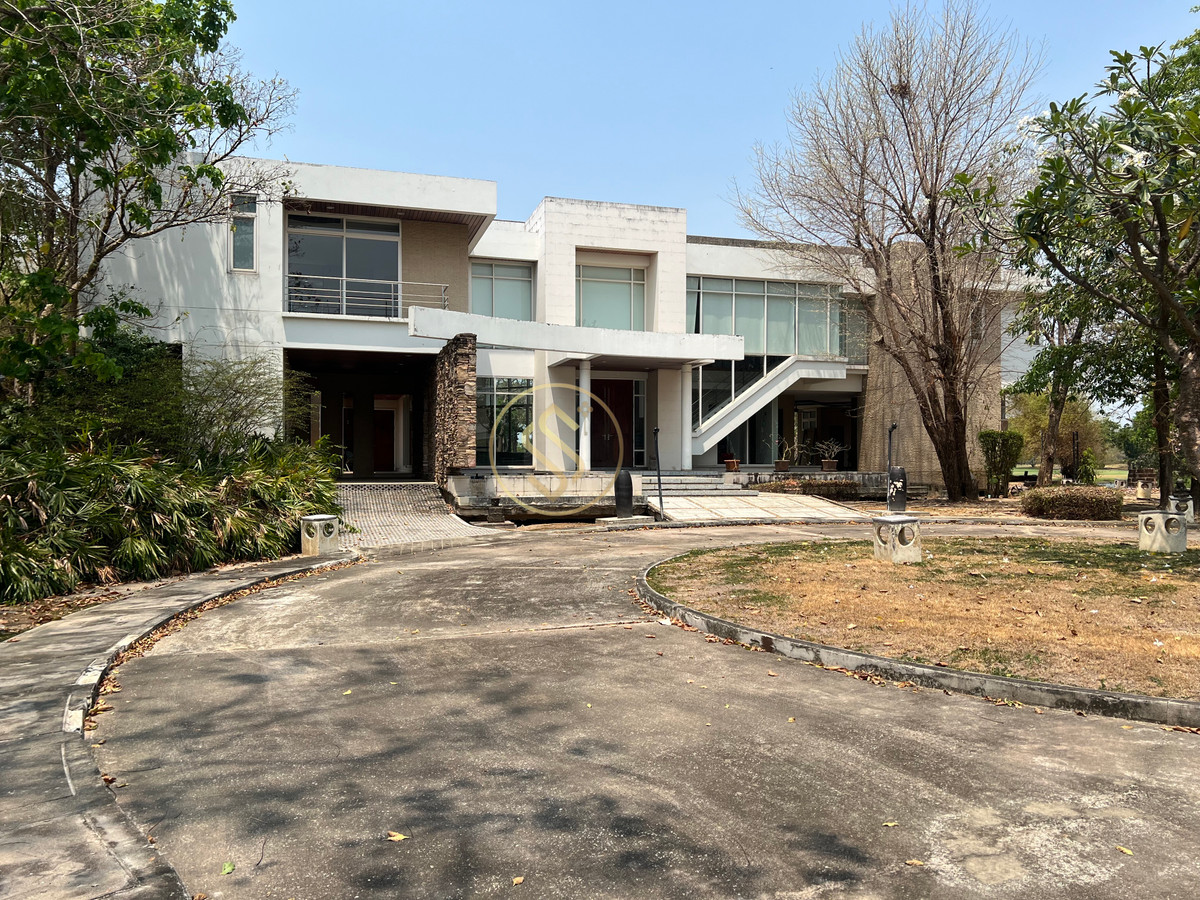 For SaleHouseSamut Prakan,Samrong : Vacation home for sale The atmosphere in the Lakewood golf course is shady and quiet. There is a large shady tree. Cool with a large pond that surrounds the house.