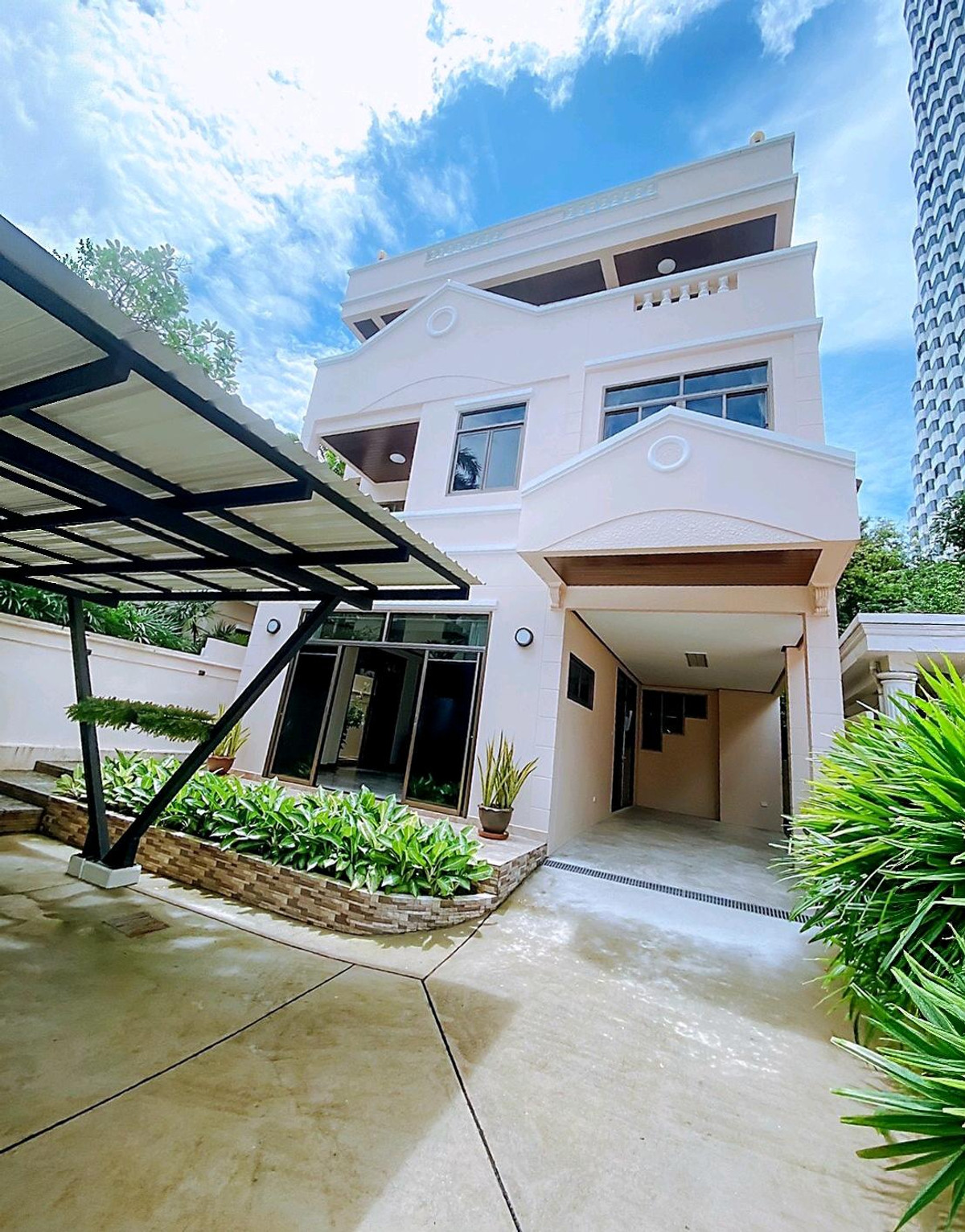 For RentHouseSukhumvit, Asoke, Thonglor : 🚩⭐🍀For rent, 4-storey detached house, newly renovated, ready to move in, beautiful, luxurious, elegant, in a prime location on Sukhumvit Soi 4, only 800 m. to BTS Nana Station🚄
