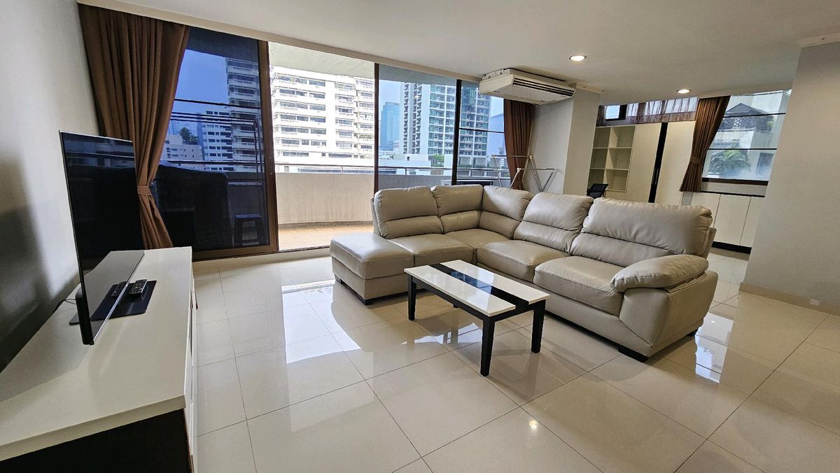 For SaleCondoSukhumvit, Asoke, Thonglor : Supalai Place Sukhumvit 39 for Sale or Rent !!!111 sqm , 8th floor (ready to move in)