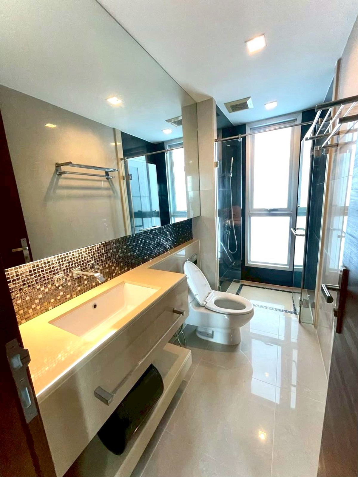 For RentCondoRama9, Petchburi, RCA : [ For rent ] The Address Asoke, high floor, wide room with furniture, prime location, MRT Phetchaburi, very good price / contact 065-8219716 ice