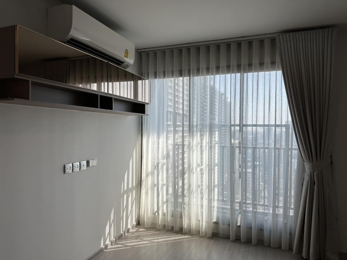 For SaleCondoLadprao, Central Ladprao : Selling at a loss, Condo Life Ladprao, Building B, Floor 23, for sale by owner.