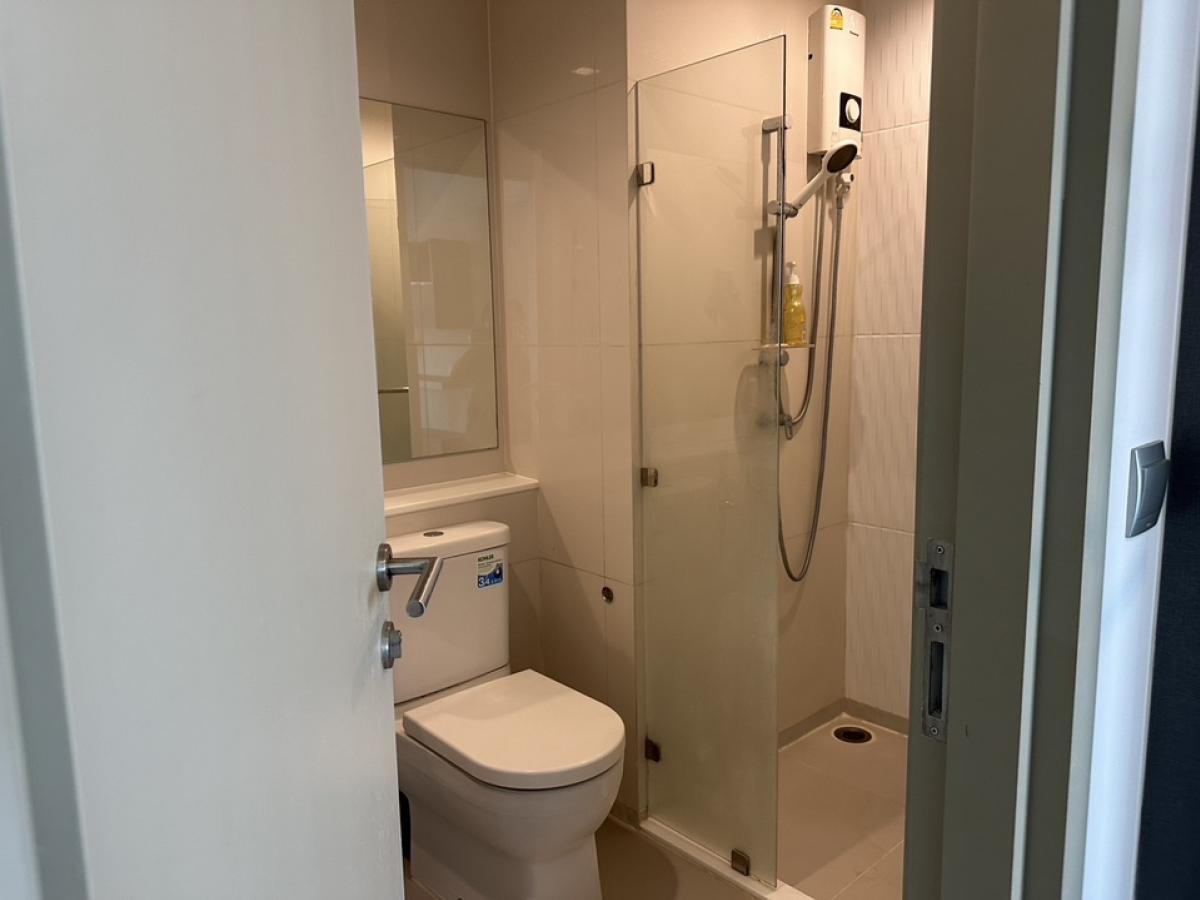 For SaleCondoLadprao, Central Ladprao : Selling at a loss, Condo Life Ladprao, Building B, Floor 23, for sale by owner.