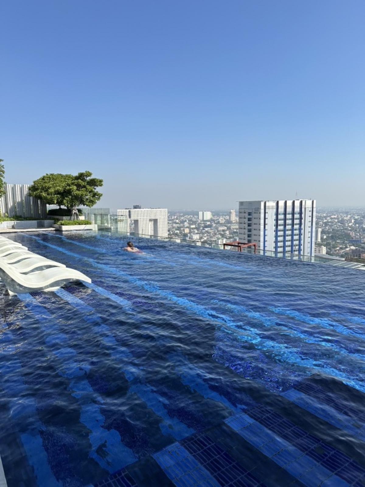 For SaleCondoLadprao, Central Ladprao : Selling at a loss, Condo Life Ladprao, Building B, Floor 23, for sale by owner.