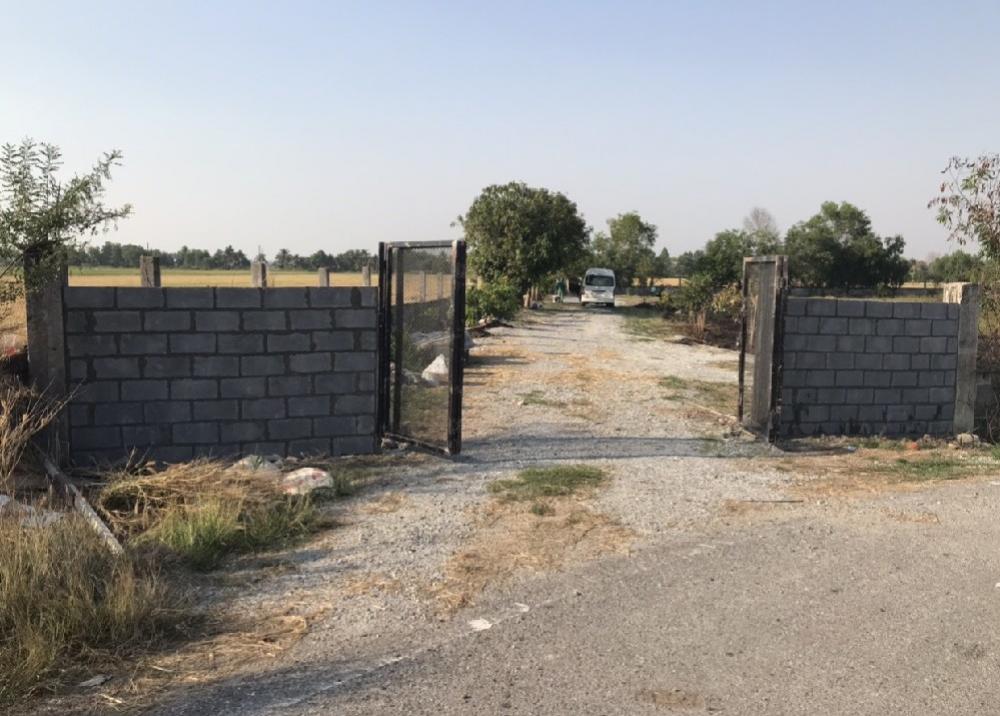 For SaleLandChachoengsao : Land for sale at 3 rai 74 sqwa, which is filling in Saladaeng Subdistrict Bang Nam Priao District Chachoengsao province has a fence around the road entrance, land, not far from Nong Chok.