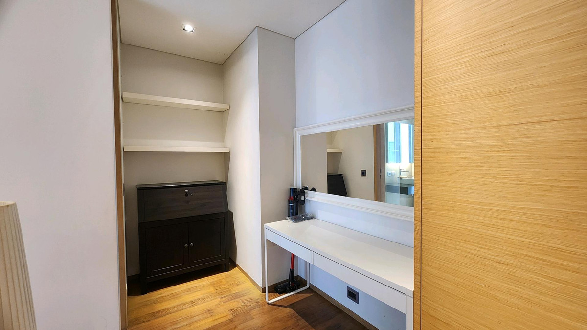 ให้เช่าคอนโดสีลม ศาลาแดง บางรัก : Saladaeng Residence | ห้องกว้างมากหนึ่งนอนไซต์ใหญ่ ตกแต่ง สวยเรียบๆ โล่งๆ เหมาะกับคนมีของเยอะ ต่อรองราคาได้อีก