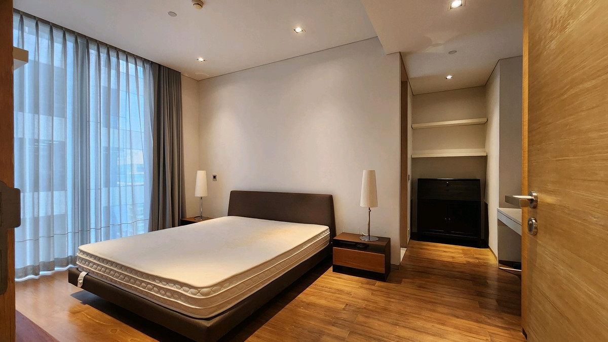 ให้เช่าคอนโดสีลม ศาลาแดง บางรัก : Saladaeng Residence | ห้องกว้างมากหนึ่งนอนไซต์ใหญ่ ตกแต่ง สวยเรียบๆ โล่งๆ เหมาะกับคนมีของเยอะ ต่อรองราคาได้อีก