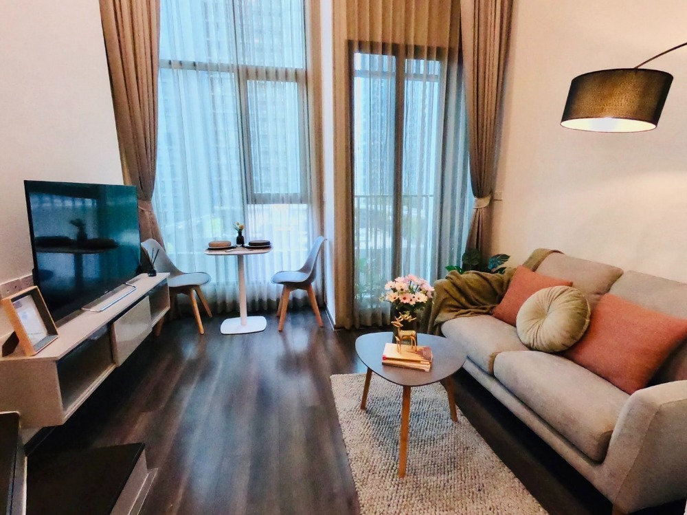 For RentCondoRama9, Petchburi, RCA : For rent: Knightsbridge Space Rama 9, 2-story condo, 31 sq m, ceiling height 4.2 m, beautifully decorated, ready to move in.