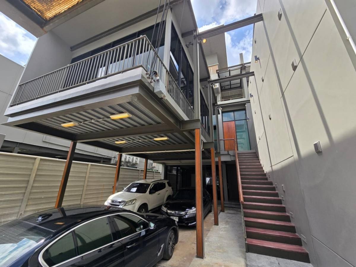 For RentHome OfficeRama9, Petchburi, RCA : For rent, Home Office, Ratchada, Rama 9, a lot of usable space, convenient transportation, near KIS International School