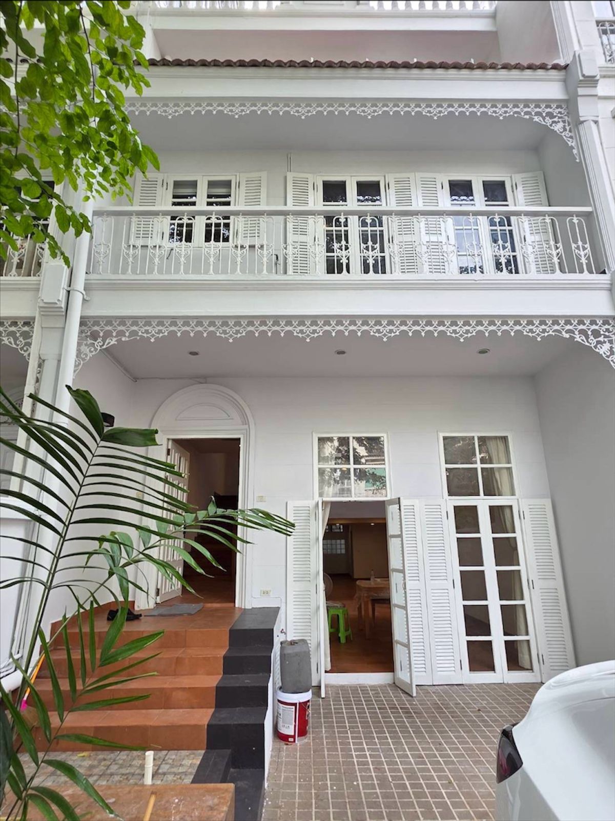 For RentHouseWitthayu, Chidlom, Langsuan, Ploenchit : ็House for rent wireless road 6 mins walk to BTS ploenchit 300sqm. 3bed 5bath 300,000/mth Am: 0656199198