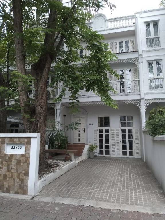 For RentHouseWitthayu, Chidlom, Langsuan, Ploenchit : ็House for rent wireless road 6 mins walk to BTS ploenchit 300sqm. 3bed 5bath 300,000/mth Am: 0656199198