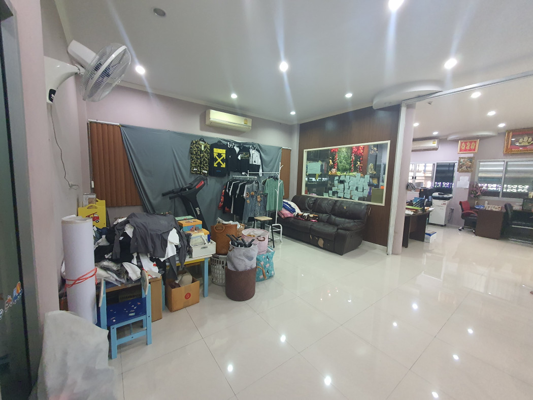 For SaleFactoryChaengwatana, Muangthong : Land for sale 1 rai with office building + residence + 3 storey warehouse Living with modern offices, good location, Soi Cityland, Nonthaburi
