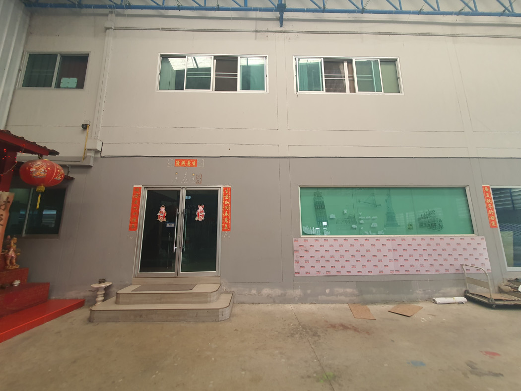 For SaleFactoryChaengwatana, Muangthong : Land for sale 1 rai with office building + residence + 3 storey warehouse Living with modern offices, good location, Soi Cityland, Nonthaburi