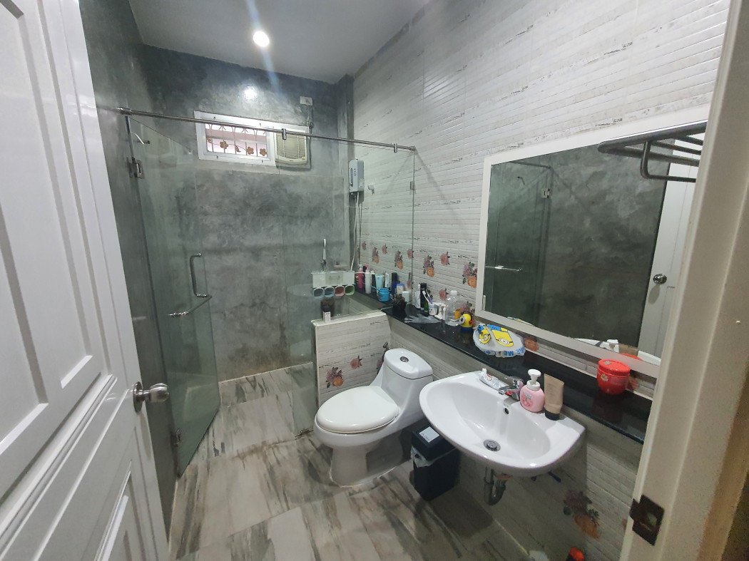 For SaleFactoryChaengwatana, Muangthong : Land for sale 1 rai with office building + residence + 3 storey warehouse Living with modern offices, good location, Soi Cityland, Nonthaburi