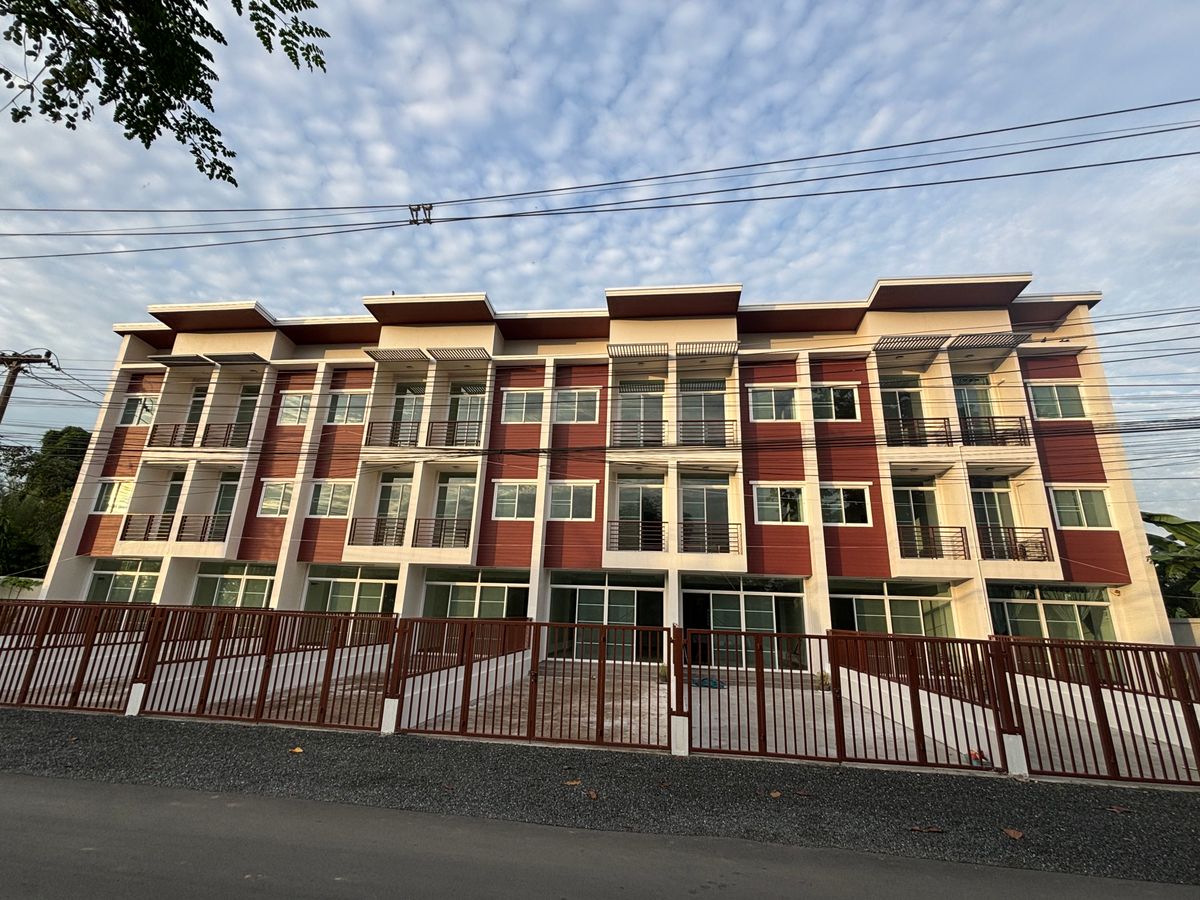 ขายโฮมออฟฟิศเชียงใหม่ : ขาย/ให้เช่า โฮมออฟฟิศ Patan  Town Home. ใจกลางเมืองเชียงใหม่  ใหม่ เพิ่งสร้างเสร็จ ตั้งอยู่ บนถนนโชตนา   22   อ.เมือง  จ.เชียงใหม่   เป็นอาคาร คสล ขนาด 4x12 เมตร 3ชั้น