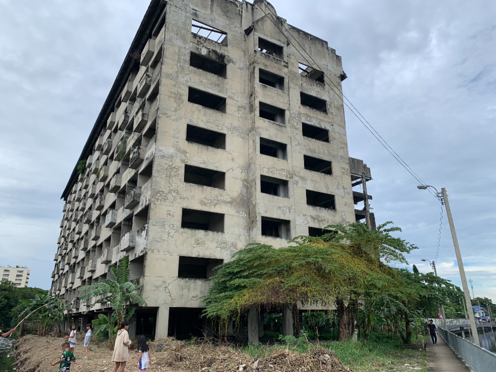 For SaleLandPattanakan, Srinakarin : Selling at a loss!! Unfinished condo building, 8 floors, 2 adjacent buildings, area 2 rai, Srinakarin Soi 7, Huamark Subdistrict, Bang Kapi District, Bangkok.