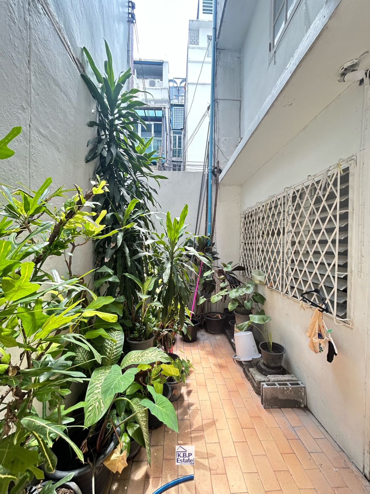 ขายทาวน์โฮมสีลม ศาลาแดง บางรัก : ขายทาวเฮ้าส์สไตส์ยุโรป ใจกลางสีลม ถนนอนุมานราชธน ใกล้ BTSช่องนนทรี550เมตร 400ตรม. 4นอน 5น้ำ 1แม่บ้าน มีดาดฟ้าวิวสวยมากค่ะ