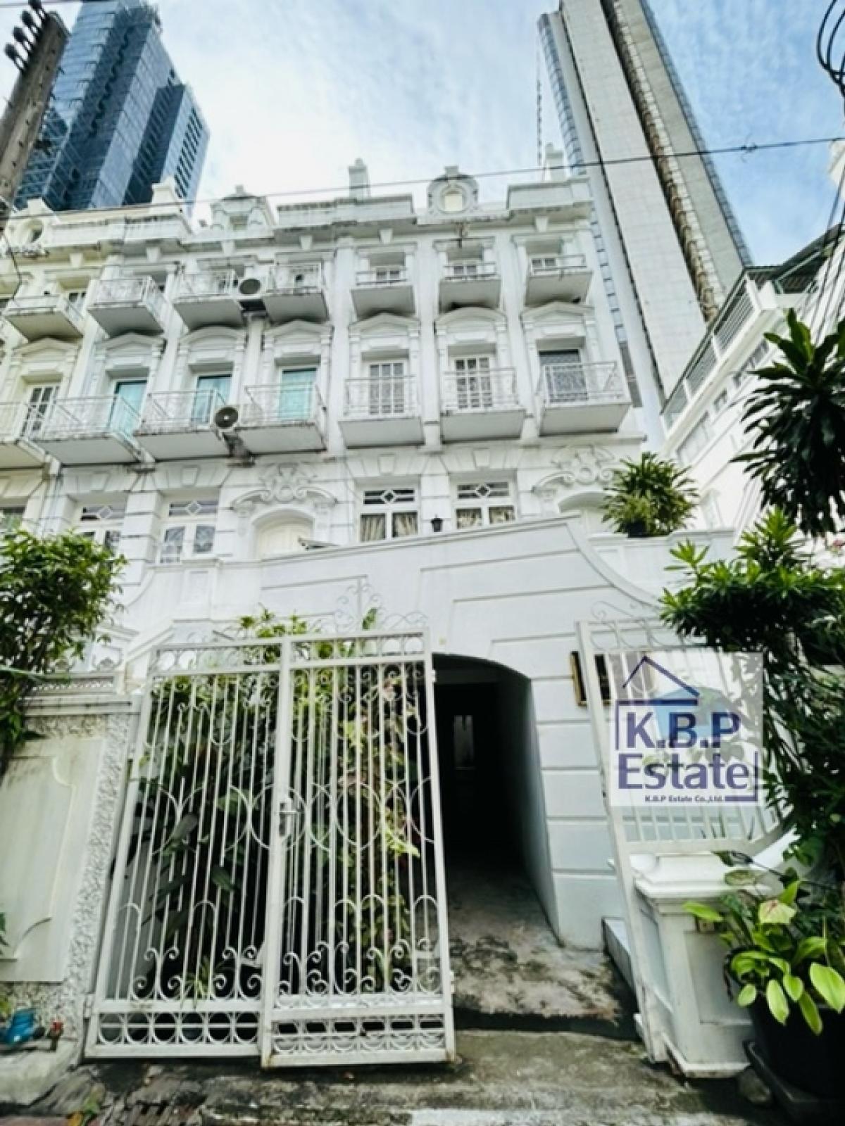 ขายทาวน์โฮมสีลม ศาลาแดง บางรัก : ขายทาวเฮ้าส์สไตส์ยุโรป ใจกลางสีลม ถนนอนุมานราชธน ใกล้ BTSช่องนนทรี550เมตร 400ตรม. 4นอน 5น้ำ 1แม่บ้าน มีดาดฟ้าวิวสวยมากค่ะ