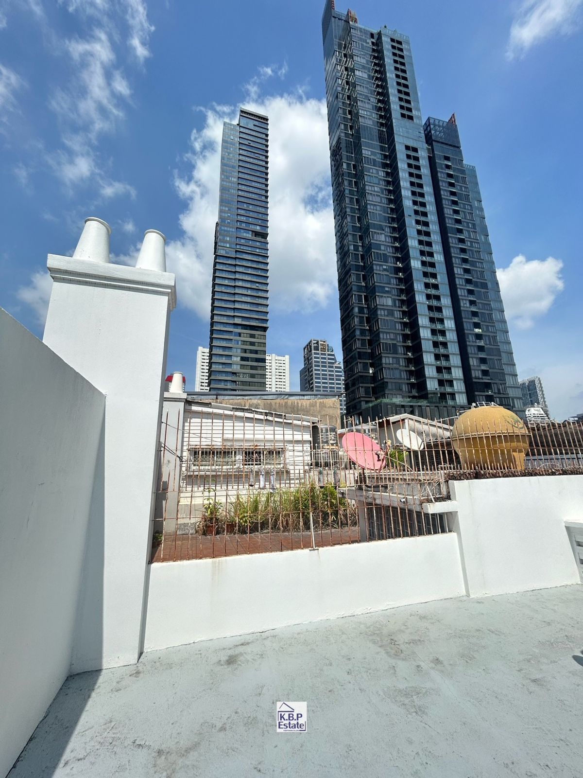 ขายทาวน์โฮมสีลม ศาลาแดง บางรัก : ขายทาวเฮ้าส์สไตส์ยุโรป ใจกลางสีลม ถนนอนุมานราชธน ใกล้ BTSช่องนนทรี550เมตร 400ตรม. 4นอน 5น้ำ 1แม่บ้าน มีดาดฟ้าวิวสวยมากค่ะ