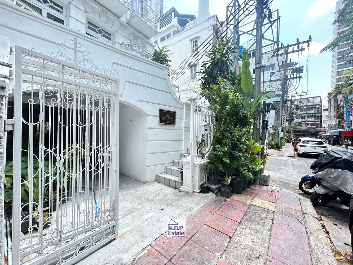 ขายทาวน์โฮมสีลม ศาลาแดง บางรัก : ขายทาวเฮ้าส์สไตส์ยุโรป ใจกลางสีลม ถนนอนุมานราชธน ใกล้ BTSช่องนนทรี550เมตร 400ตรม. 4นอน 5น้ำ 1แม่บ้าน มีดาดฟ้าวิวสวยมากค่ะ