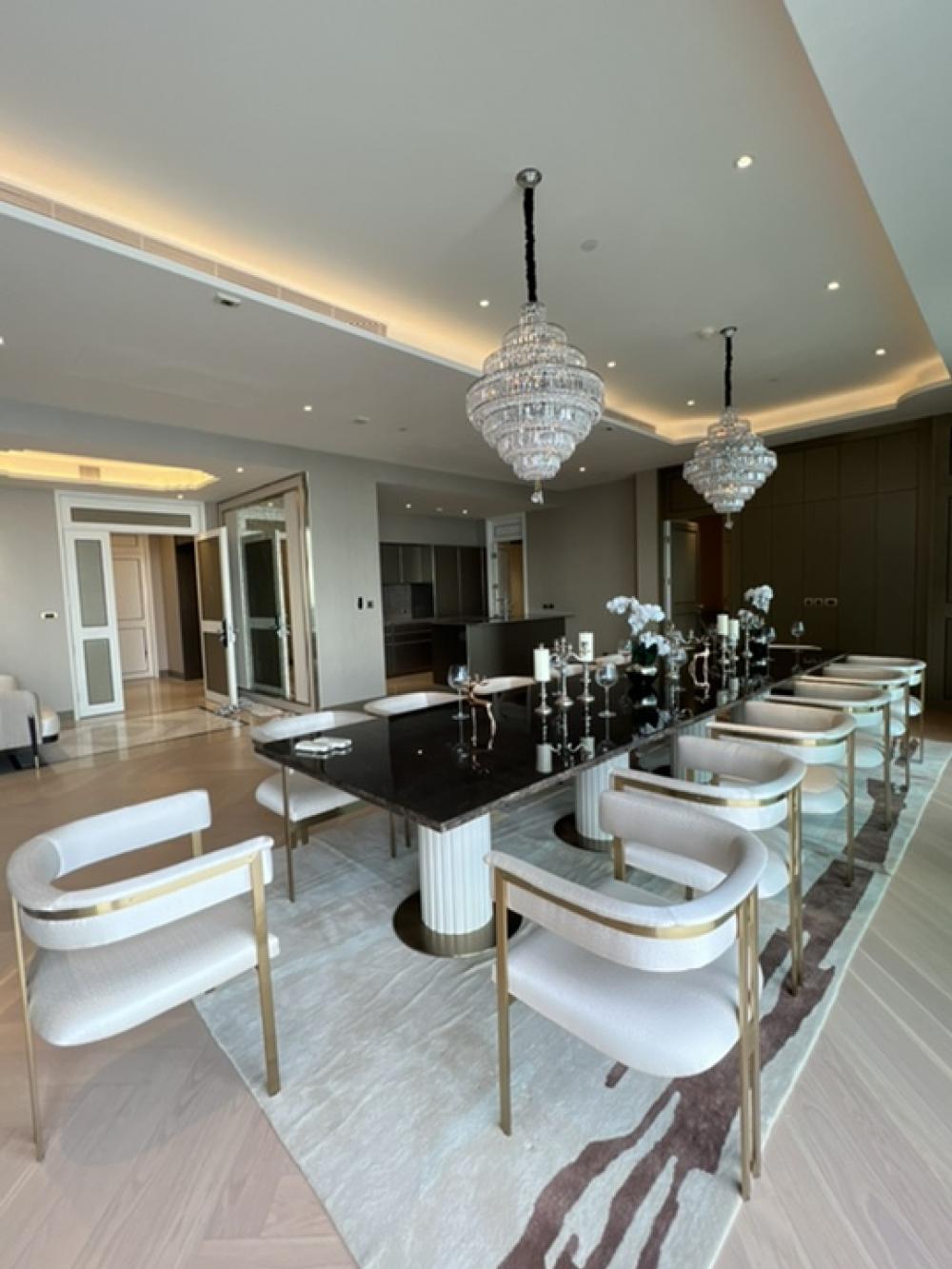 For RentCondoWongwianyai, Charoennakor : SELLING  / RENTAL : PENHOUSE at The Residence Mandarin Oriental Luxurious Fully Furnished •6 bedroom 9 bathroom with maid quater•2 Western Kitchens and 2 Thai kitchens•3 Sperated Private lifts lobby (Total 6 lifts for residents and 1 for maid) direct