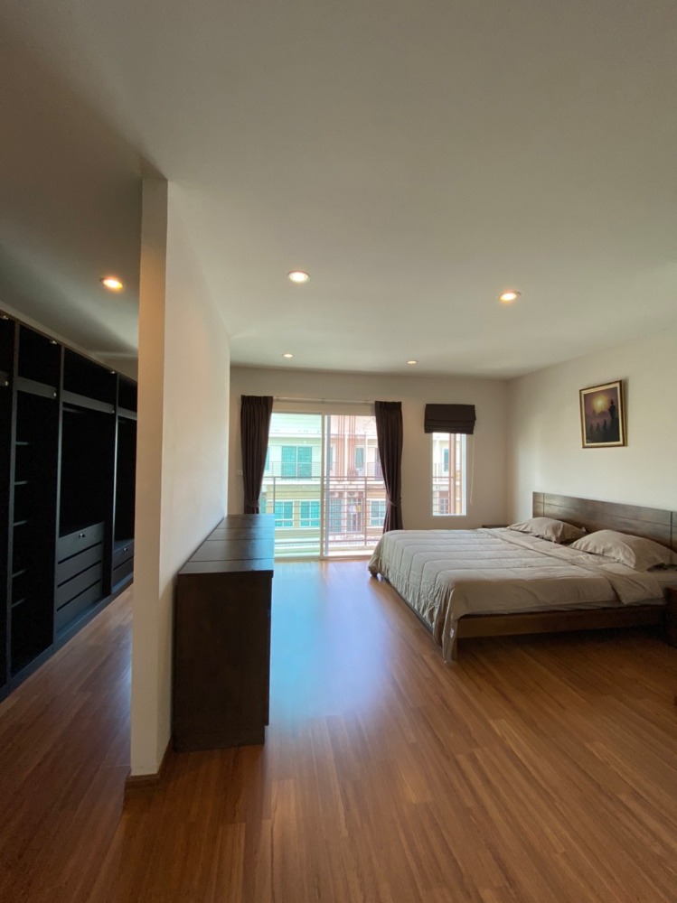 For SaleTownhomePattanakan, Srinakarin : Urgent sale, 3-storey townhome, Villete City, Phatthanakan 38.