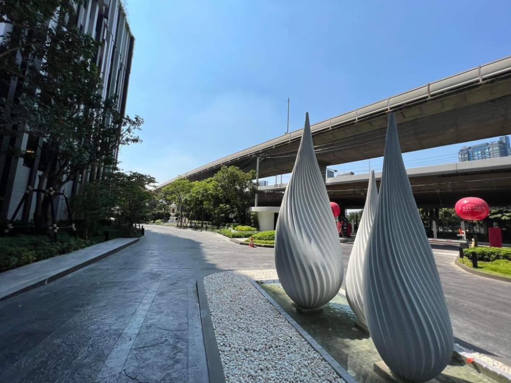 For RentCondoThaphra, Talat Phlu, Wutthakat : For rent Altitude Unicorn, Phlu Market, next to Bts, near Plu Market, lots of food, FULL furniture, drag bags, move in, 28th floor, size 30 sqm, very beautiful view, new room, never been there, price 15,000, deposit 2 months, 1 month in advance Tel: 09670