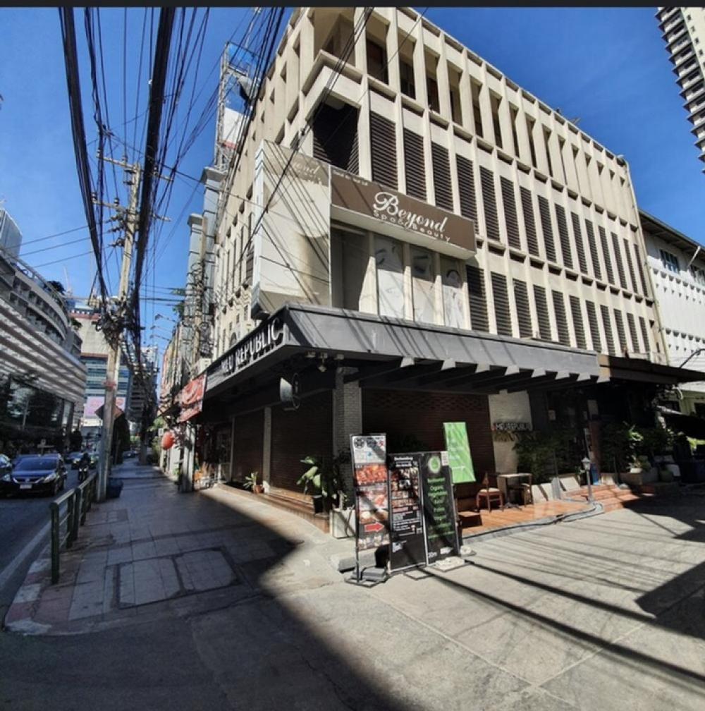 For RentShop HouseSukhumvit, Asoke, Thonglor : Commercial building ground floor for rent Prime location in the heart of Asoke Montri Road.