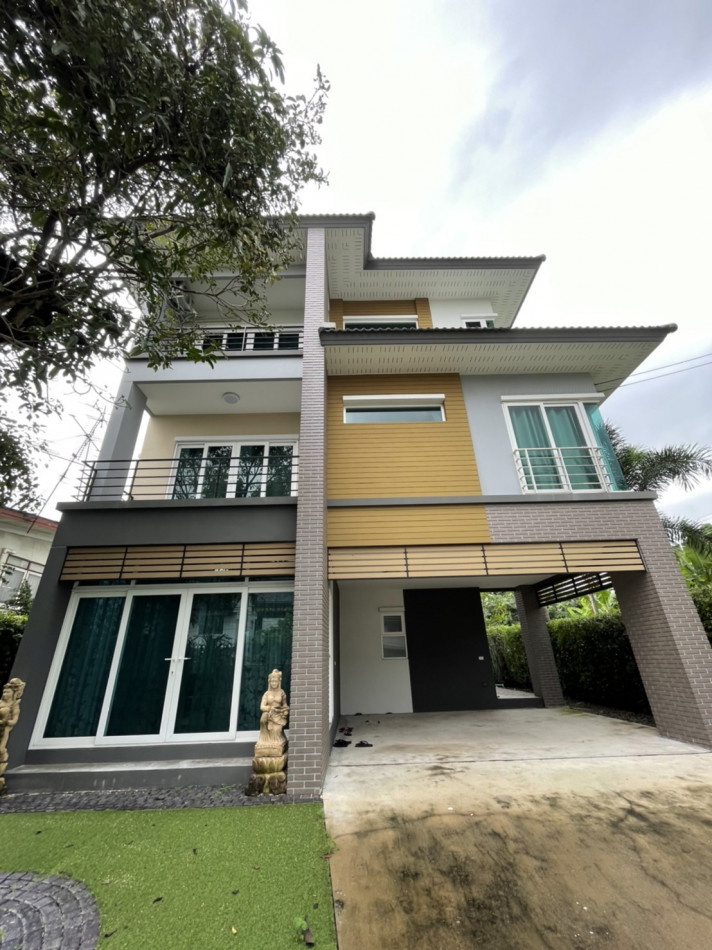 For RentHouseRatchadapisek, Huaikwang, Suttisan : 3 storey detached house for rent at Sutthisan, near Sirithep School. with furniture and appliances