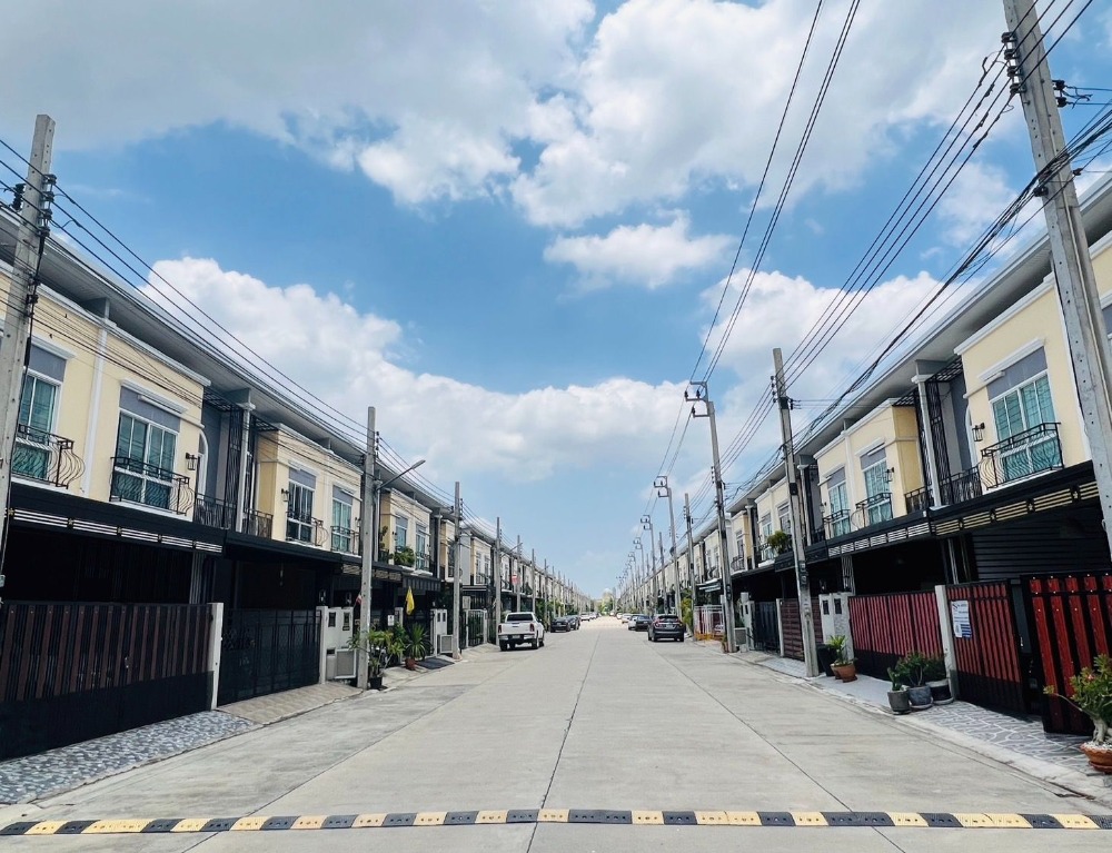 ให้เช่าทาวน์โฮมลาดกระบัง สุวรรณภูมิ : ให้เช่า เดอะ เวโรน่า วิลเลจ (กรุงเทพกรีฑา-พระราม9)  ใกล้ Airport Link ลาดกระบัง ,สนามบินสุวรรณภูมิ , สารสาสน์วิเทศร่มเกล้า