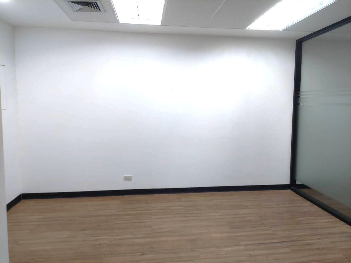 For RentOfficeRatchadapisek, Huaikwang, Suttisan : ⛳️ FREE Office procurement service near MRT Cultural Center, fully decorated, 120-800 sq m., furnished, ready to work, GRADE A Office, the ultimate modern office in the heart of Ratchada, meets all business needs, convenient and complete.