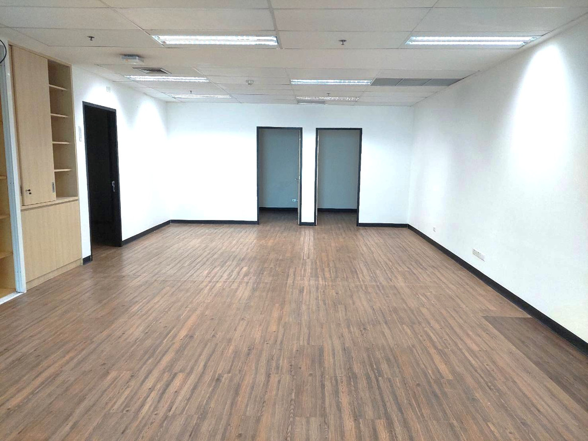 For RentOfficeRatchadapisek, Huaikwang, Suttisan : ⛳️ FREE Office procurement service near MRT Cultural Center, fully decorated, 120-800 sq m., furnished, ready to work, GRADE A Office, the ultimate modern office in the heart of Ratchada, meets all business needs, convenient and complete.