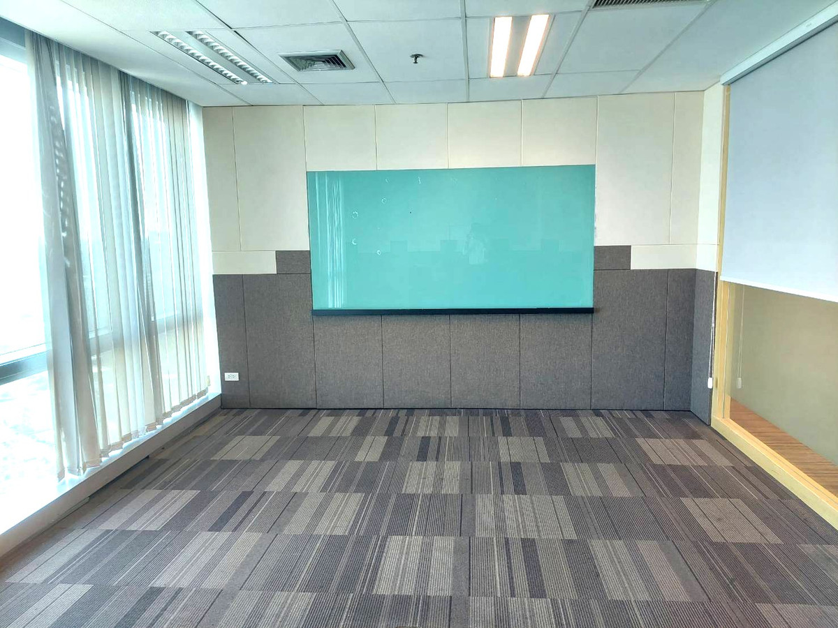 For RentOfficeRatchadapisek, Huaikwang, Suttisan : ⛳️ FREE Office procurement service near MRT Cultural Center, fully decorated, 120-800 sq m., furnished, ready to work, GRADE A Office, the ultimate modern office in the heart of Ratchada, meets all business needs, convenient and complete.