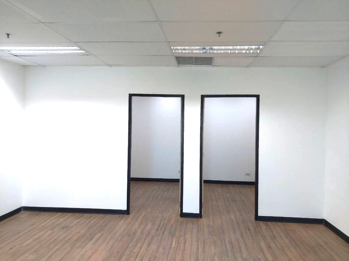 For RentOfficeRatchadapisek, Huaikwang, Suttisan : ⛳️ FREE Office procurement service near MRT Cultural Center, fully decorated, 120-800 sq m., furnished, ready to work, GRADE A Office, the ultimate modern office in the heart of Ratchada, meets all business needs, convenient and complete.