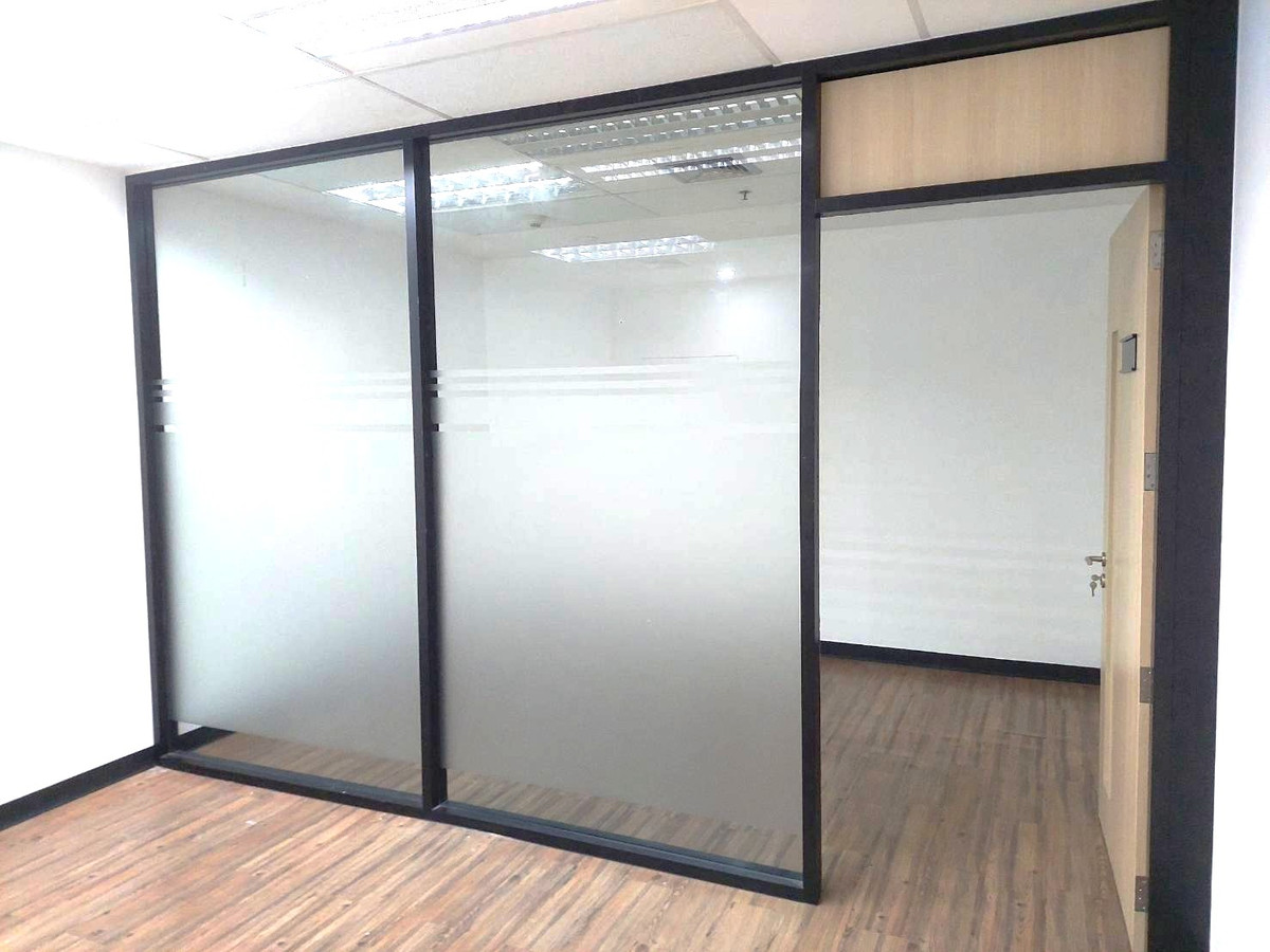 For RentOfficeRatchadapisek, Huaikwang, Suttisan : ⛳️ FREE Office procurement service near MRT Cultural Center, fully decorated, 120-800 sq m., furnished, ready to work, GRADE A Office, the ultimate modern office in the heart of Ratchada, meets all business needs, convenient and complete.