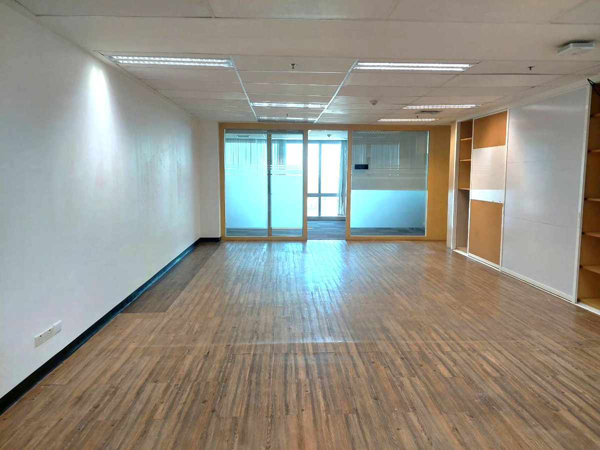 For RentOfficeRatchadapisek, Huaikwang, Suttisan : ⛳️ FREE Office procurement service near MRT Cultural Center, fully decorated, 120-800 sq m., furnished, ready to work, GRADE A Office, the ultimate modern office in the heart of Ratchada, meets all business needs, convenient and complete.