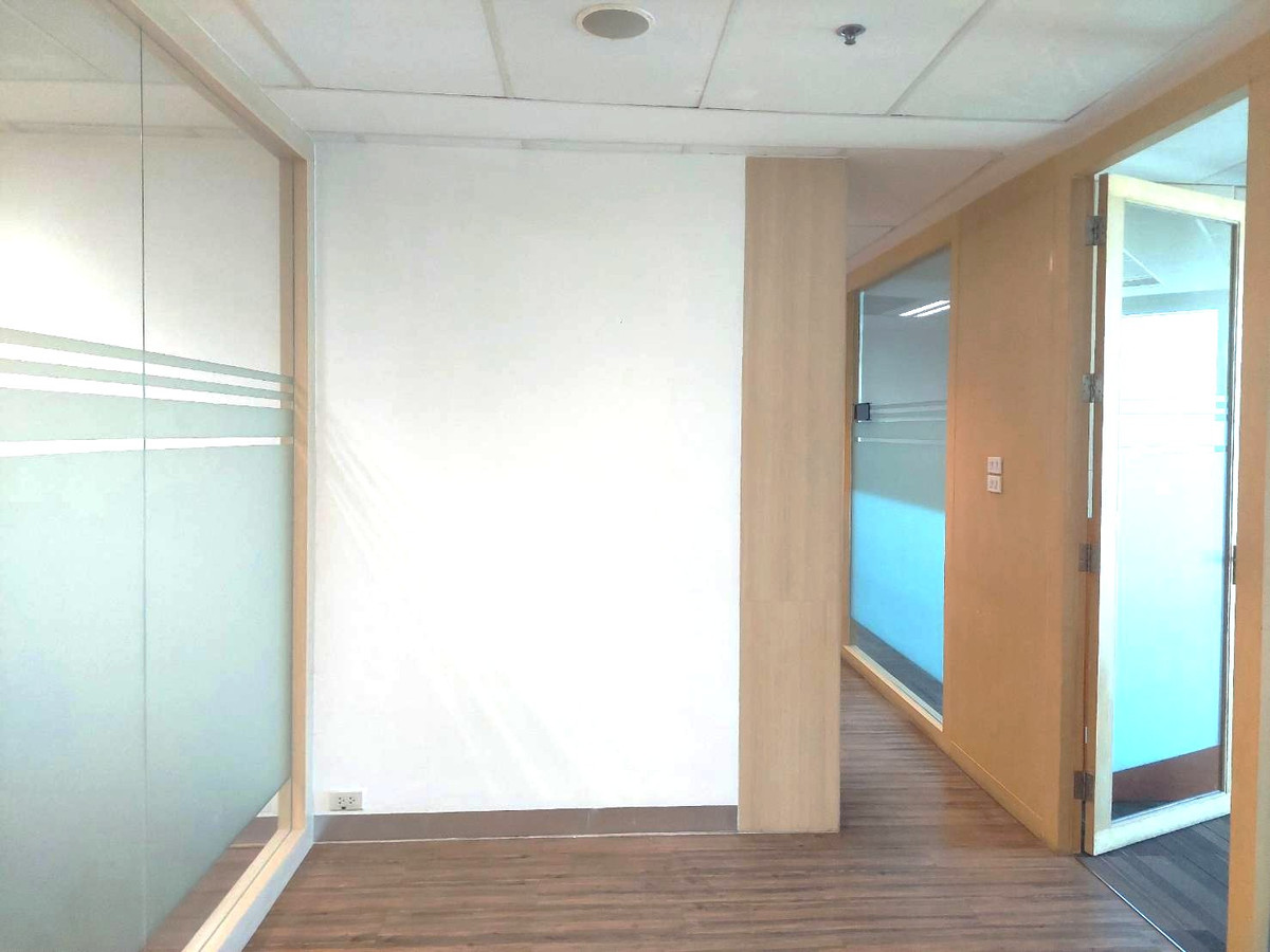 For RentOfficeRatchadapisek, Huaikwang, Suttisan : ⛳️ FREE Office procurement service near MRT Cultural Center, fully decorated, 120-800 sq m., furnished, ready to work, GRADE A Office, the ultimate modern office in the heart of Ratchada, meets all business needs, convenient and complete.