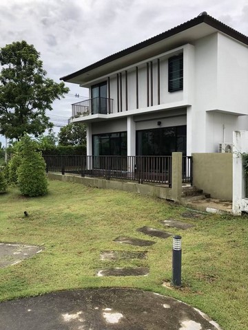 For RentHouseChiang Mai : House for rent, Ploenchit Collina Project, San Kamphaeng, Chiang Mai, size .90 sq wa, behind the house next to the garden.