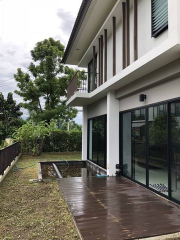 For RentHouseChiang Mai : House for rent, Ploenchit Collina Project, San Kamphaeng, Chiang Mai, size .90 sq wa, behind the house next to the garden.