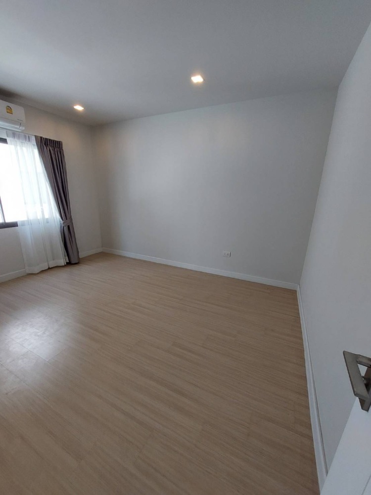 ให้เช่าทาวน์โฮมสมุทรปราการ สำโรง : ทาวน์โฮมเพล็กซ์ บางนา PLEX BANGNA ติดถนนบางนา สวย  เหมาะอยู่อาศัย และทำ Office