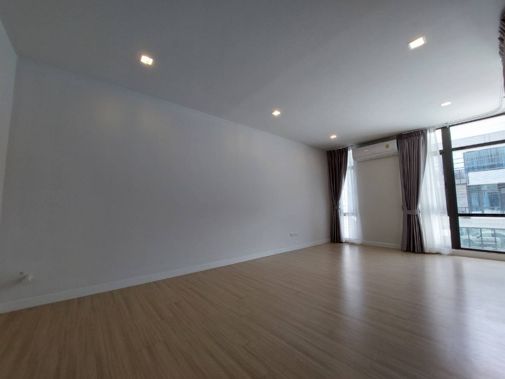 ให้เช่าทาวน์โฮมสมุทรปราการ สำโรง : ทาวน์โฮมเพล็กซ์ บางนา PLEX BANGNA ติดถนนบางนา สวย  เหมาะอยู่อาศัย และทำ Office