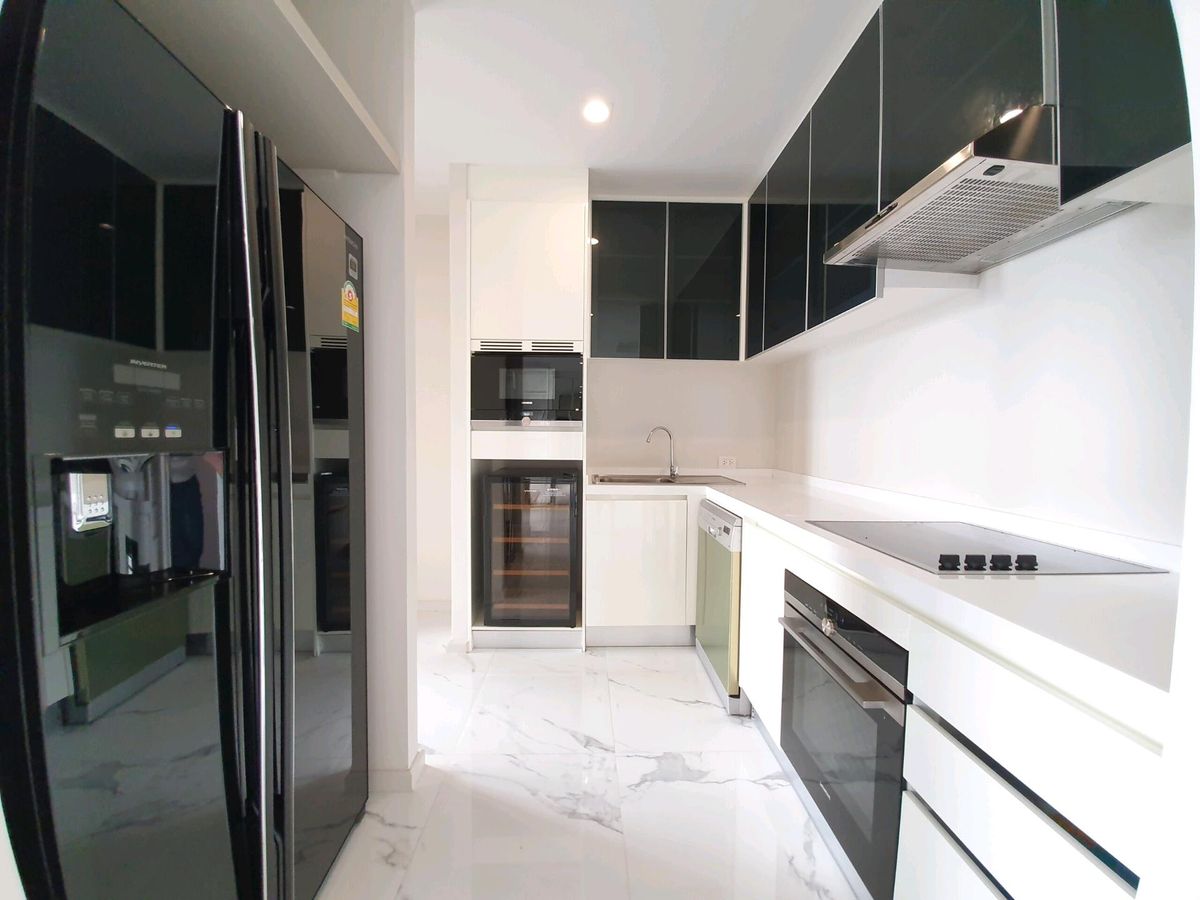 ให้เช่าคอนโดวิทยุ ชิดลม หลังสวน : Noble Ploenchit BTS Ploenchit Duplex. Ultra Luxury. High floor next to BTS, Central Embassy