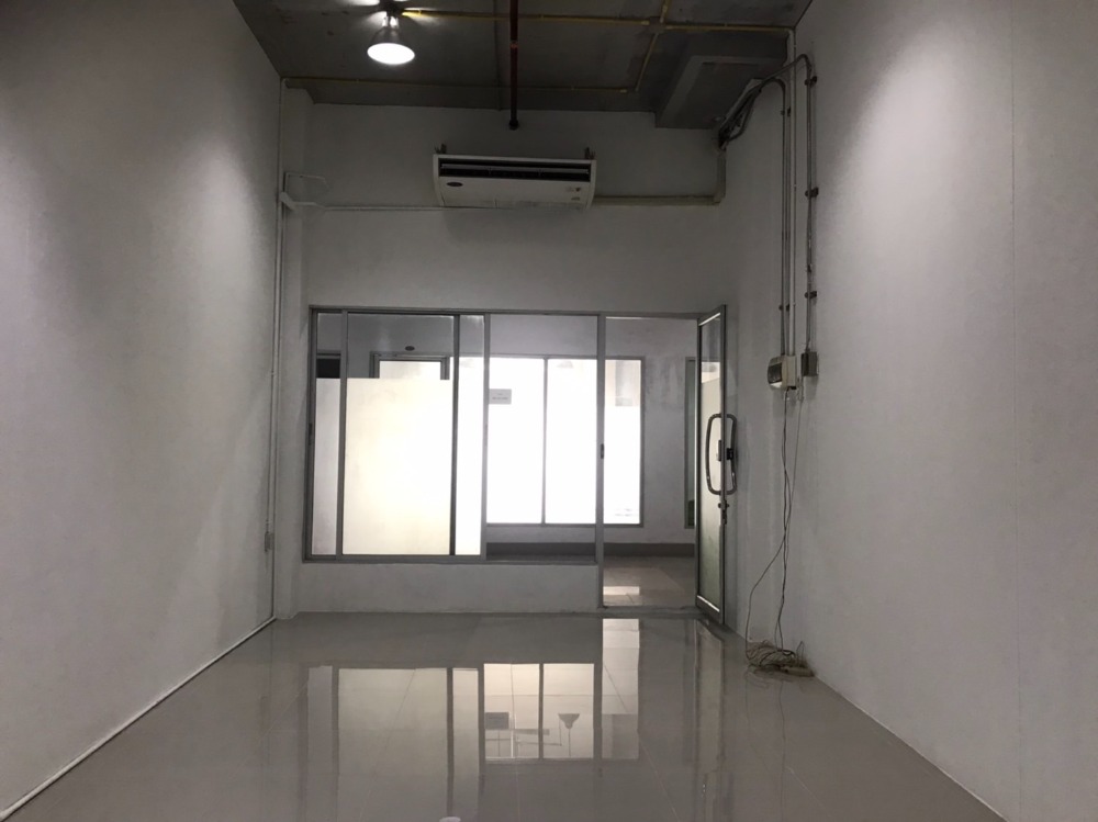 For RentCondoPattanakan, Srinakarin : For rent, Plaza Condo, Supalai Park Srinakarin, 1st floor, can do office, near BTS, convenient to travel.
