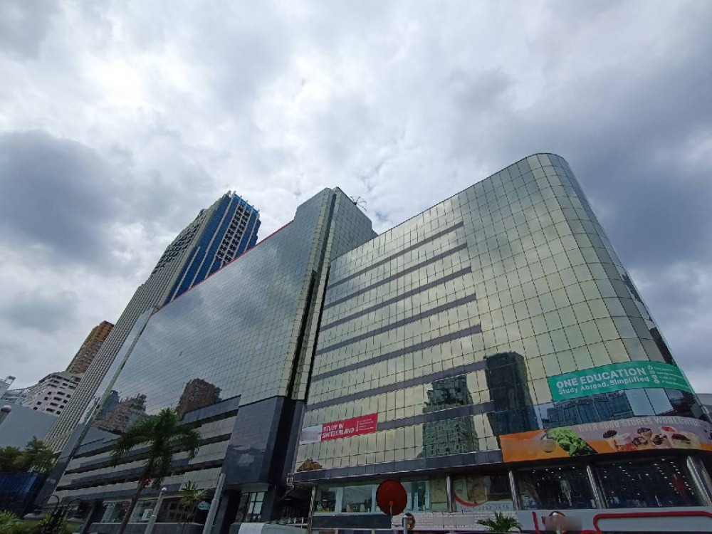 ให้เช่าสำนักงานวิทยุ ชิดลม หลังสวน : ให้เช่า ออฟฟิศ (Office For Rent) พื้นที่สำนักงาน อาคาร มณียา เซ็นเตอร์ ชิดลม ( Maneeya Center Chidlom Office Building ) ขนาด 45 - 300 ตร.ม. (ราคา 900 บาท/ตร.ม.) ติดบีทีเอสชิดลม ใกล้รถไฟฟ้า BTSชิดลม, ย่านชิดลม, เขตปทุมวัน