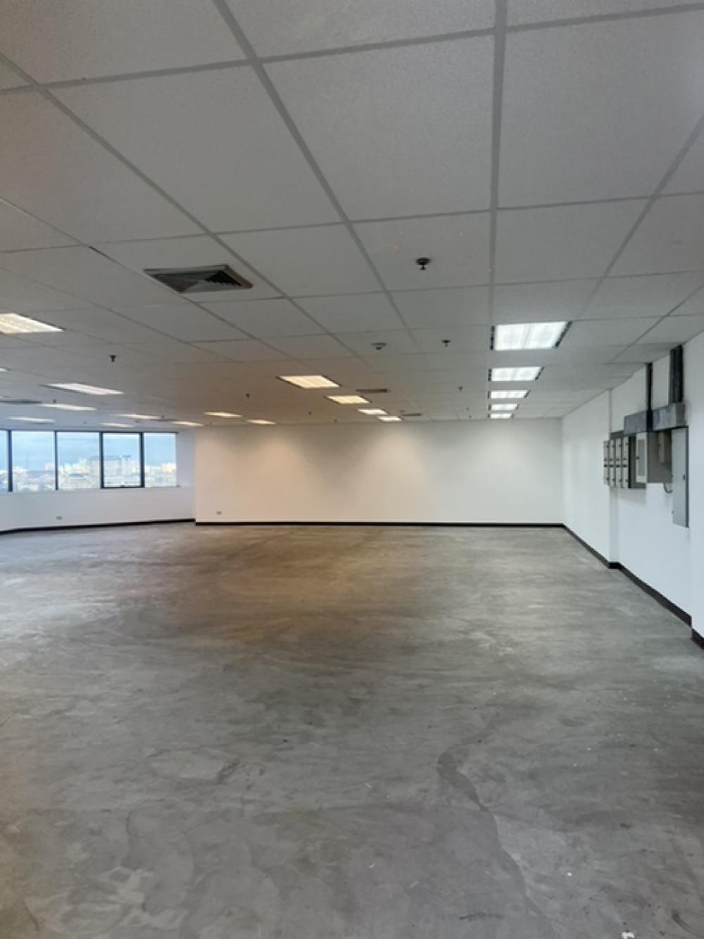 For RentOfficeRama9, Petchburi, RCA : For rent Italthai Tower, 14th floor, area size 502.25, rent square meter 530 baht per 1 square meter, contract 2 years.