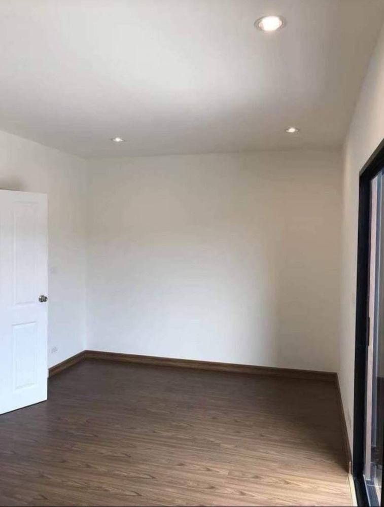 For SaleTownhomeNonthaburi, Bang Yai, Bangbuathong : 2 storey townhome for sale, The Gallery Village. Nature's Trend Rattanathibet-Ratchapruek Village on Ratchaphruek Road near Bang Phlu BTS station Access in many ways, convenient to travel.