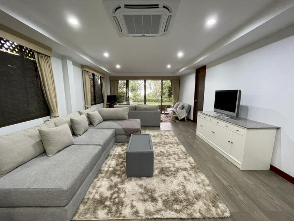 ให้เช่าคอนโดพัทยา บางแสน ชลบุรี สัตหีบ : Newly renovated & fully furnished beach house with a patio for rent.