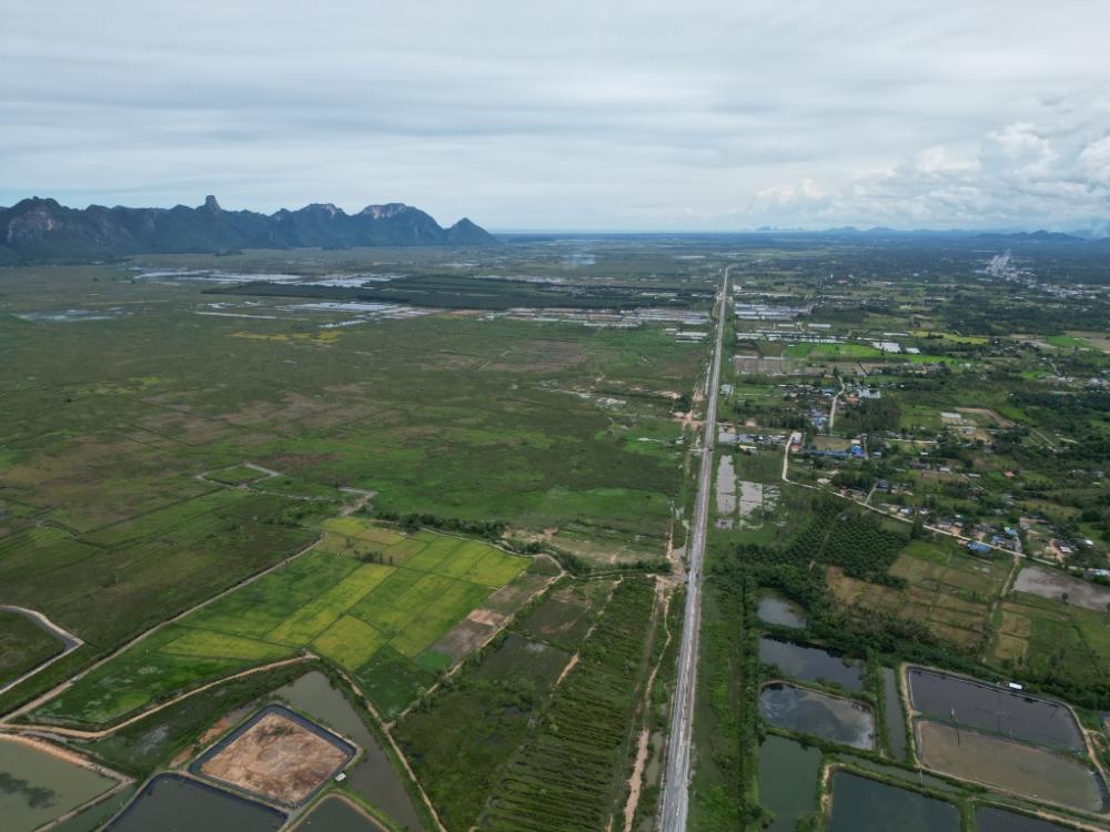 ขายที่ดินหัวหิน ประจวบคีรีขันธ์ : ขายที่ดิน 2000 ไร่  ที่ดินตั้งอยู่ในเขต ต.ศิลาลอย อ.ปราณบุรี จ.ประจวบคีรีขันธ์ (บ้านหนองคาง) ห่างจากถนนเพชรเกษม กม. 268 ระยะทาง 3 กม.